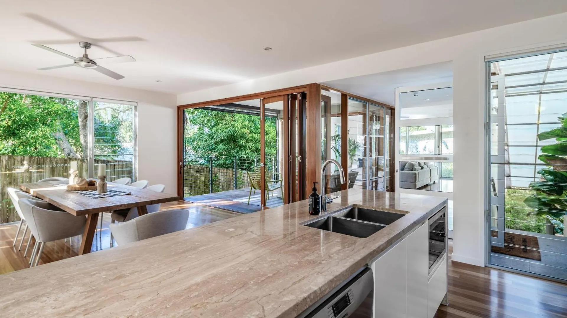 Headlands Hideaway - Pet Friendly Home At Moffs Caloundra