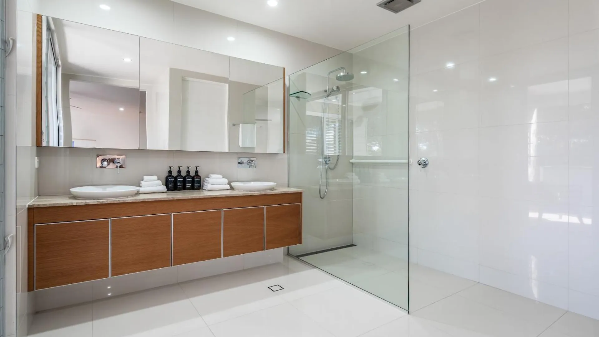 Headlands Hideaway - Pet Friendly Home At Moffs Caloundra Holiday home