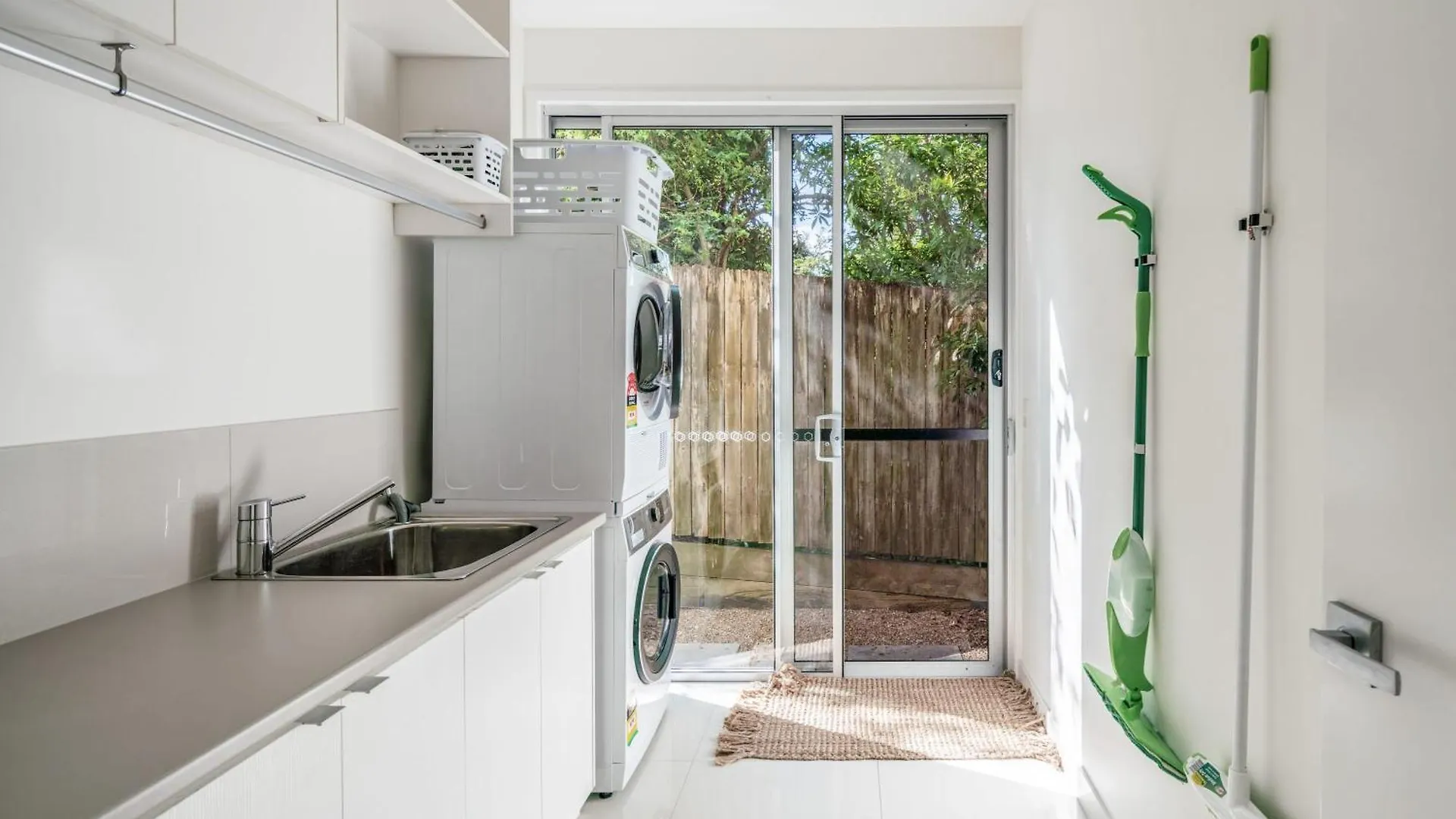 Headlands Hideaway - Pet Friendly Home At Moffs Caloundra