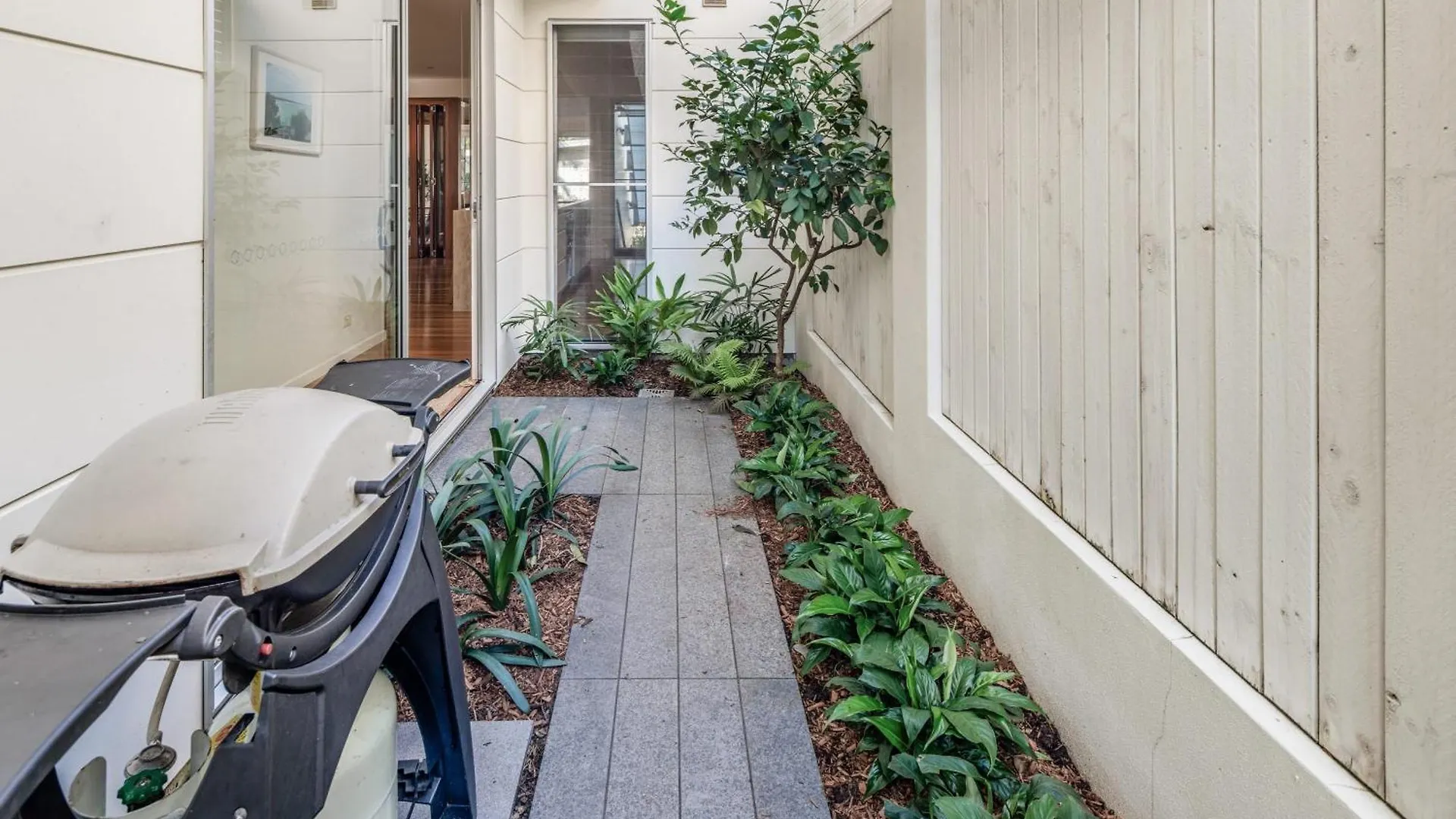 Headlands Hideaway - Pet Friendly Home At Moffs Caloundra