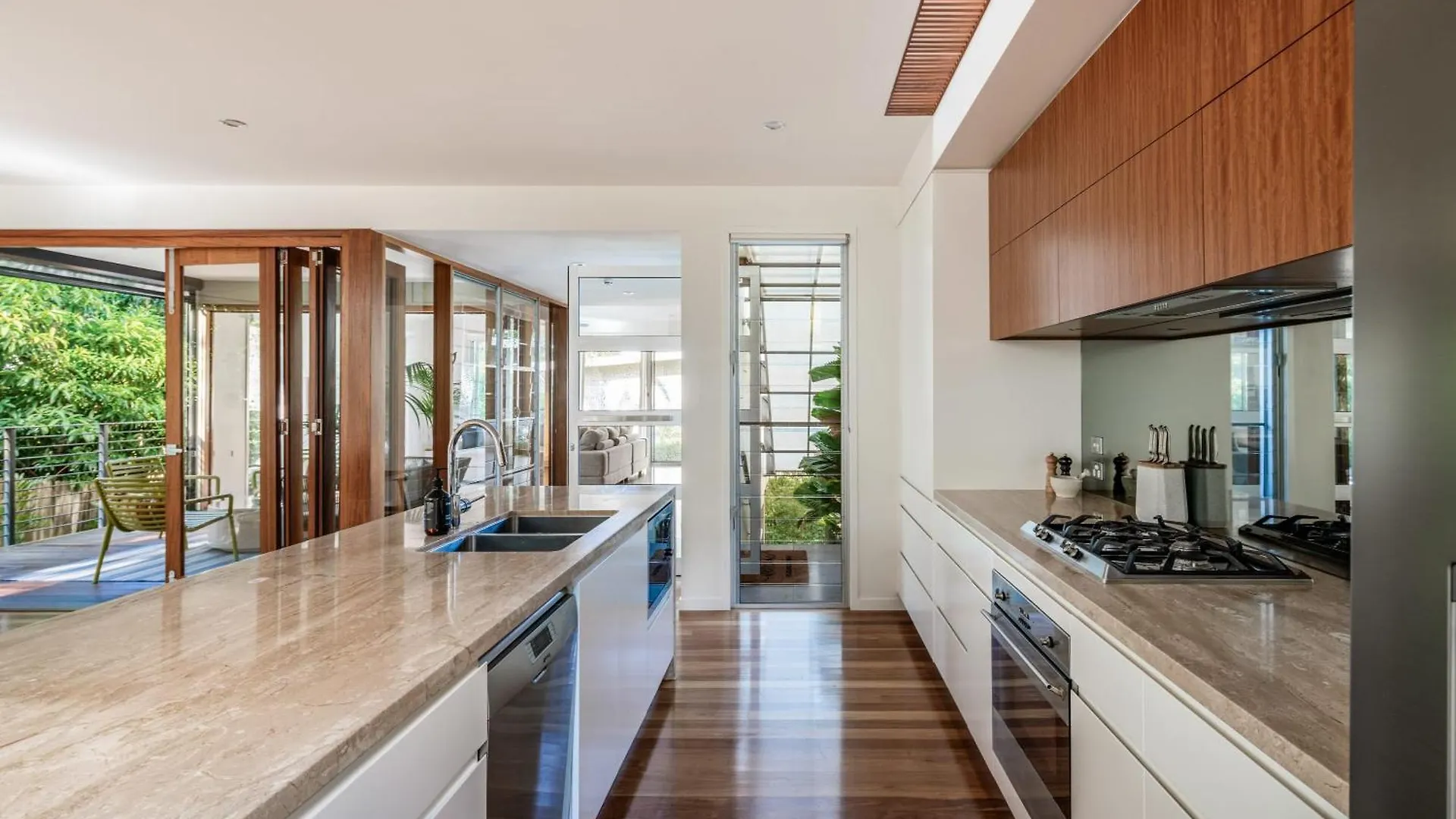 Headlands Hideaway - Pet Friendly Home At Moffs Caloundra